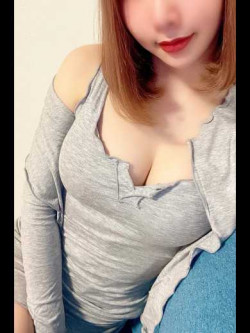 初美ねる